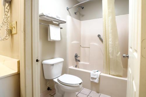 Deerfield Inn By Capital O Blytheville AR I55 - 화장실