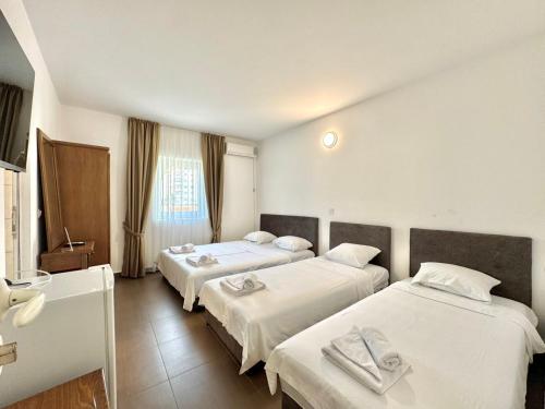 Hotel Lobo Budva - image 2
