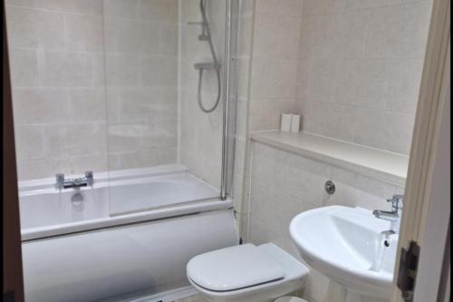 Apt - Sleeps 7 - Walking Distance to Attractions, Liverpool (photo 10)