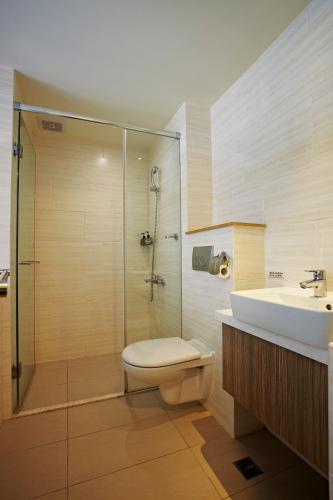Standard Twin Room image 5