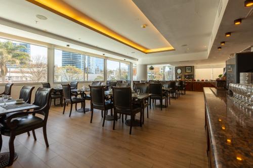 Restaurant, Palladium Business Hotel in Montevideo