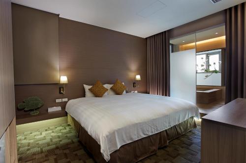 Deluxe Double Room image 2