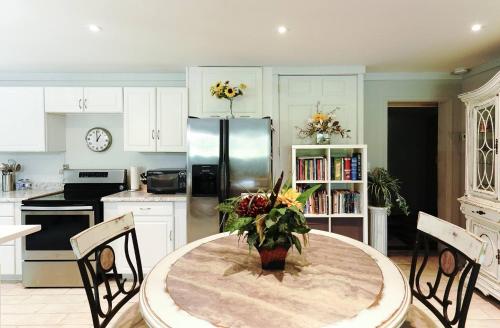 บริการและสิ่งอำนวยความสะดวก, Fully Furnished Private Basement Apartment in Carmel in คาร์เมล (IN)