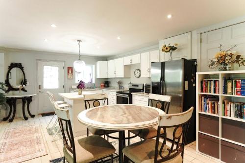 ห้องครัว, Fully Furnished Private Basement Apartment in Carmel in คาร์เมล (IN)