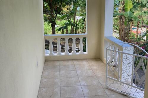 2 Bed Villa - Sleeps 4 - Sea View & 10min to Beach in Gouyave