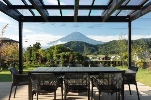 全室から富士を望み 広い庭で憩う別荘