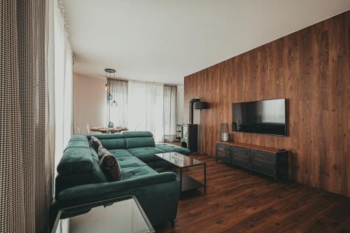 1 queen bed, 2 sofa beds
