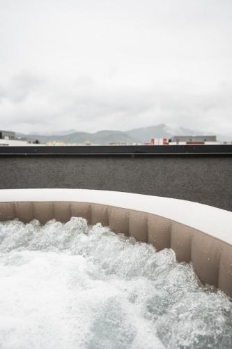 Skylark - Toronto Penthouse with Jacuzzi & Mountain View, Braşov (Foto 5)