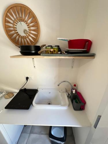 Monolocale autostrada di Imola con ingresso indipendente e piano cottura in อีโมล่า