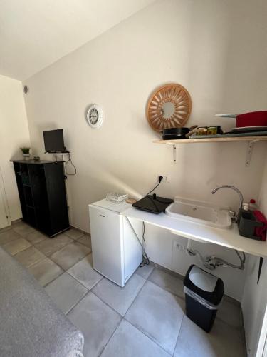 Monolocale autostrada di Imola con ingresso indipendente e piano cottura in อีโมล่า