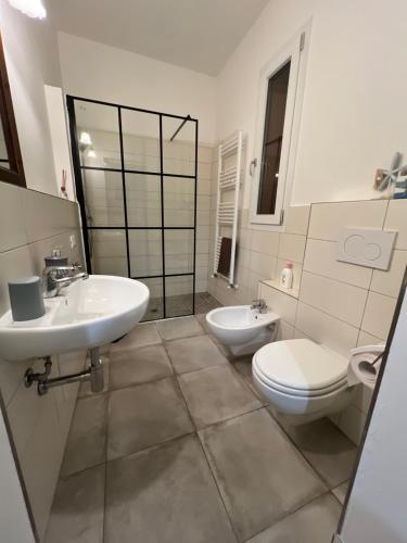 Monolocale autostrada di Imola con ingresso indipendente e piano cottura in อีโมล่า