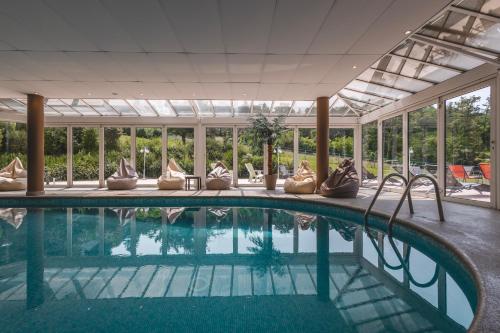 Peldbaseins, The Originals Boutique, Hôtel Les Bergeronnettes, Champagneux in Champagneux ciems