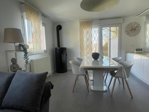 Appart cosy 4 à 6 pers - parking privé - 5 min Colmar - poêle à pellets - 2 terrasses - Location saisonnière - Wintzenheim