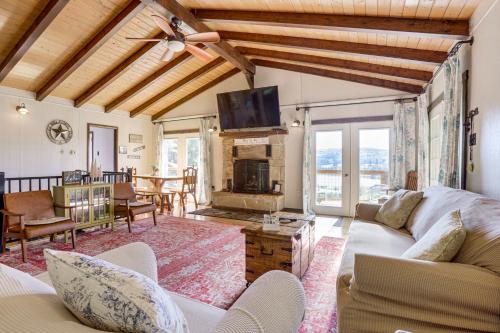 . Walk to Alpine Lake: Terra Alta Cabin w/ Deck