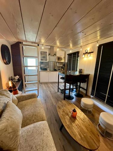 Le Perchoir " Une nuit suspendu dans le temps" in Шеси