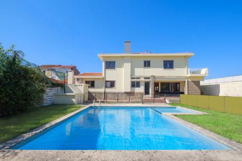 Villa 7BR & 7BA with Pool & Backyard in a Prime Location!