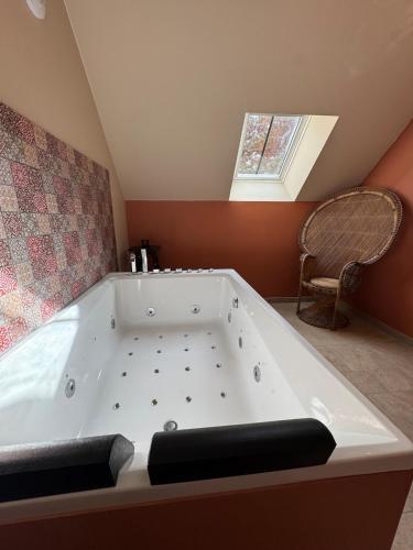 Logement à thème médiéval avec balneo (Logement a theme medieval avec balneo) in Sens