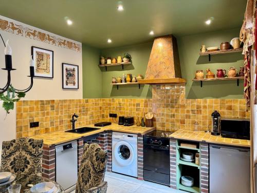 Logement à thème médiéval avec balneo (Logement a theme medieval avec balneo) in Sens