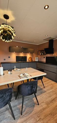 virtuve, Nordic villa with outdoor jacuzzi and Aurora Borealis view in Vikran