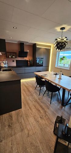 virtuve, Nordic villa with outdoor jacuzzi and Aurora Borealis view in Vikran