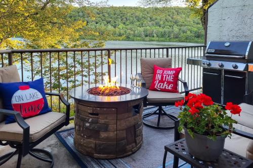 Waterfront Lake Harmony Condo with Ski Slope Views! in Lake Harmony, USA