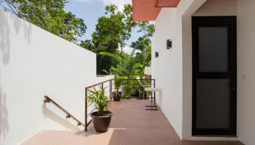 ระเบียง/ชานเรือน, THE HOUSE VILLA 8pax in มาการิโอโกเมซ