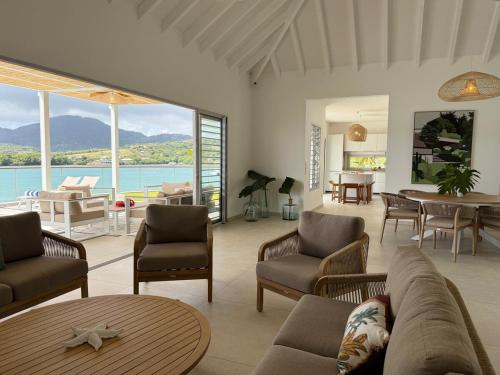 EAST KEYS - Villa Jamming, piscine à débordement et accès privé à la mer (EAST KEYS - Villa Jamming, piscine a debordement et acces prive a la mer) in Le Vauclin