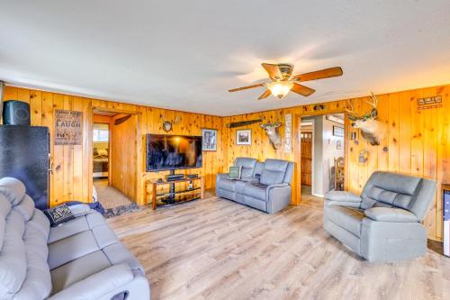 Hunt, Fish and Hike Home with Deck in Encampment in Saratoga (WY)