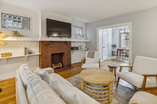 Stylish Modern Home Near Downtown Pittsburgh | Sleeps 7, Pittsburgh