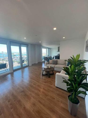 The Lavender Modern 2BR Downtown with Marina Views