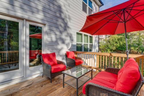 11 Mi to Dtwn Luxe Atlanta Retreat with Deck and Yard in Sandtown-Délkelet-Atlanta