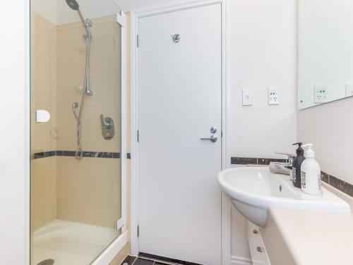 Cozy City Apt with Pool, Gym & View by Zodiak Stays, Auckland (photo 8)