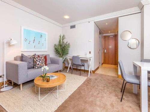 Cozy Central Apt with Pool & Gym by Zodiak Stays, Auckland