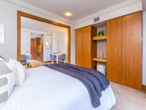 Cozy Central Apt with Pool & Gym by Zodiak Stays, Auckland (foto 8)