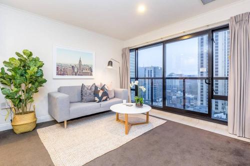 Stylish 1BR with Lovely Views, Pool & Gym by Zodiak Stays, Окленд