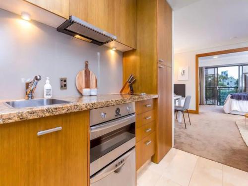 Cozy Central Apt with Pool & Gym by Zodiak Stays, Auckland (foto 10)