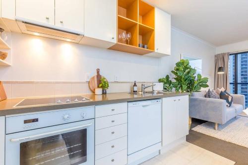 Stylish 1BR with Lovely Views, Pool & Gym by Zodiak Stays, Auckland (photo 4)