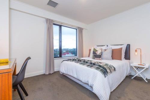 Stylish 1BR with Lovely Views, Pool & Gym by Zodiak Stays, Auckland (photo 3)