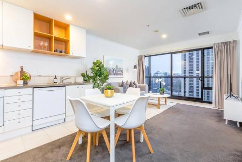 Stylish 1BR with Lovely Views, Pool & Gym by Zodiak Stays, Auckland (photo 7)