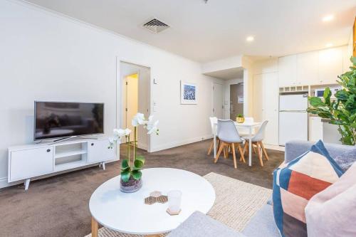 Stylish 1BR with Lovely Views, Pool & Gym by Zodiak Stays, Auckland (photo 6)