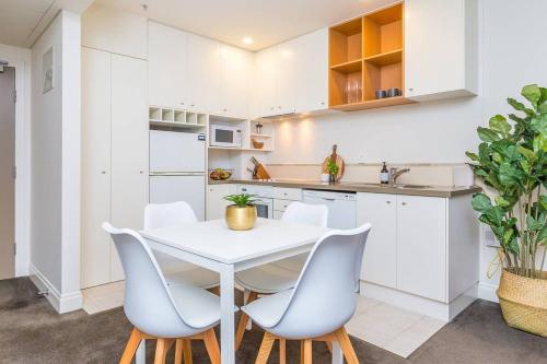 Stylish 1BR with Lovely Views, Pool & Gym by Zodiak Stays, Auckland (photo 8)