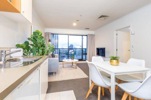 Stylish 1BR with Lovely Views, Pool & Gym by Zodiak Stays, Auckland (photo 9)