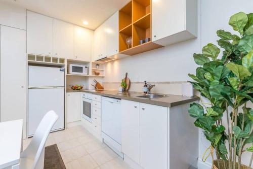 Stylish 1BR with Lovely Views, Pool & Gym by Zodiak Stays, Auckland (photo 10)