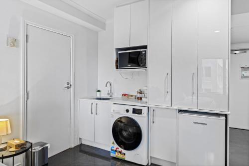Cozy Room with King Bed, Gym and Pool Zodiak Stays, Auckland (photo 7)