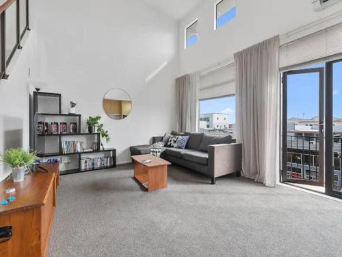 Roomy Loft 2 Bedroom with Free Parking Zodiak Stays in Eden Hegy