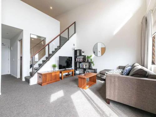 Roomy Loft 2 Bedroom with Free Parking Zodiak Stays in Eden Hegy