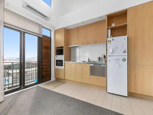 Roomy Loft 2 Bedroom with Free Parking Zodiak Stays in Eden Hegy