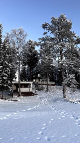 A szálláshely kívülről, Cozy Arctic Lakeside Cottage with private sauna in Lampsijarvi