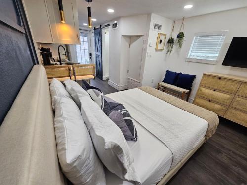 The Hideaway DT Orlando Tiny Home w Free Parking near The Strand