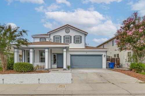 7 Mi to Lake Yosemite Family Home with Fenced Yard in Nyugat-Merced